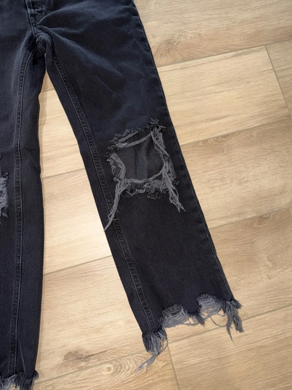 Free People "Maggie" mid-rise distressed straight-leg jeans in a black wash 25 - Picture 4 of 9